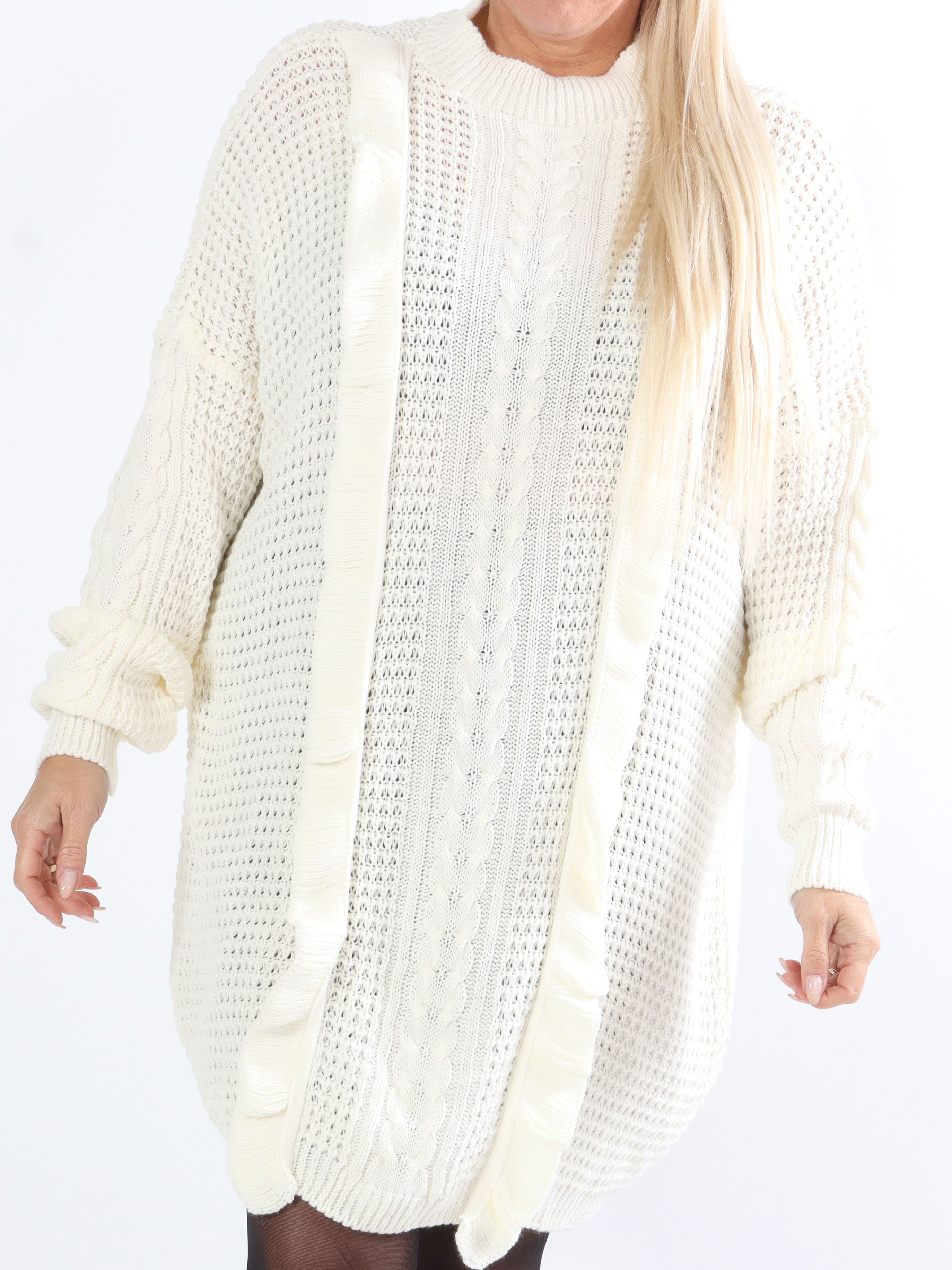 Lalisa - Strikkjole i plus size med kabelstrik og flæser